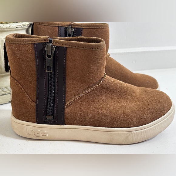 UGG Kids Boots Brown Rubber Sole Comfy Size 1 - Picture 1 of 7